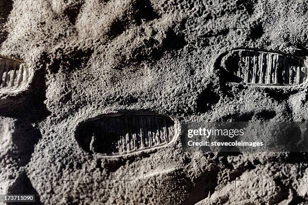 footprints auf moon - neil armstrong stock-fotos und bilder