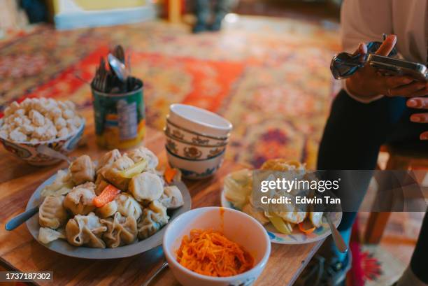 traditionelles mongolisches essen buuz, knödel - mongolischer abstammung stock-fotos und bilder