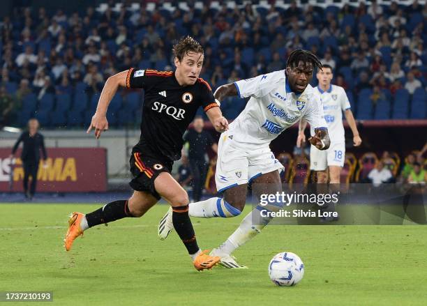 Edoardo Bove of AS Roma fights for the ball with Caleb Okoli of Frosinone Calcio during the Serie A TIM match between AS Roma and Frosinone Calcio at...