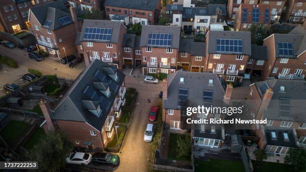 sustainable homes at dusk - autoconsumo electrico fotografías e imágenes de stock