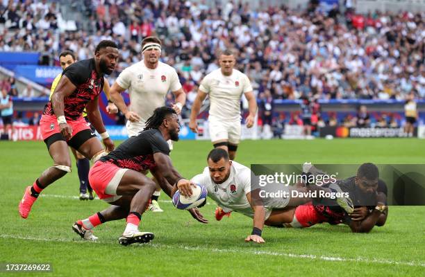 Joe Marchant of England scores his team's second try during the Rugby World Cup France 2023 Quarter Final match between England and Fiji at Stade...