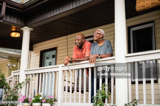 coppia nera senior che si rilassa sulla veranda, pomeriggio estivo - famiglia a casa foto e immagini stock