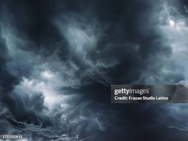 bedrohliche, dunkle wolken bedecken himmel - sturmbewölkung stock-fotos und bilder