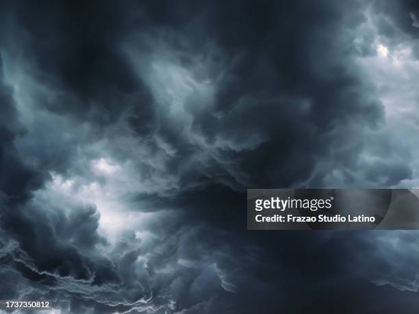 mortal nubes oscuras sobre el cielo - cumulonimbus fotografías e imágenes de stock