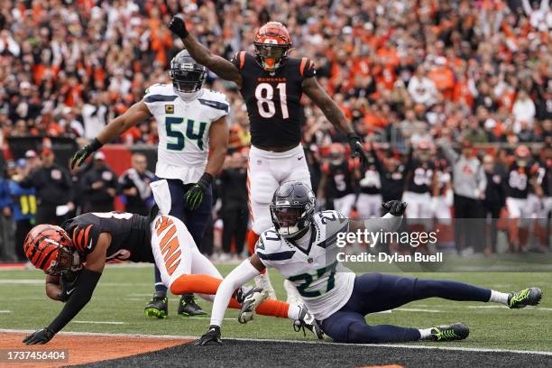 Tyler Boyd of the Cincinnati Bengals scores a touchdown against Riq Woolen of the Seattle Seahawks during the first quarter at Paycor Stadium on...