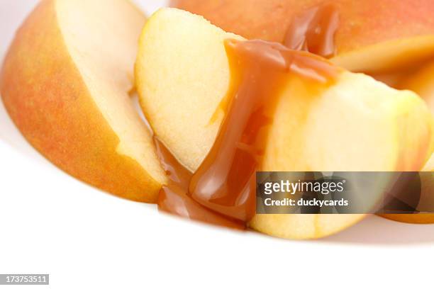 tranches de pommes avec sauce caramel - caramel sauce photos et images de collection