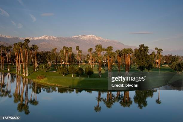 sonnenaufgang über dem desert golf resort - la quinta california stock-fotos und bilder