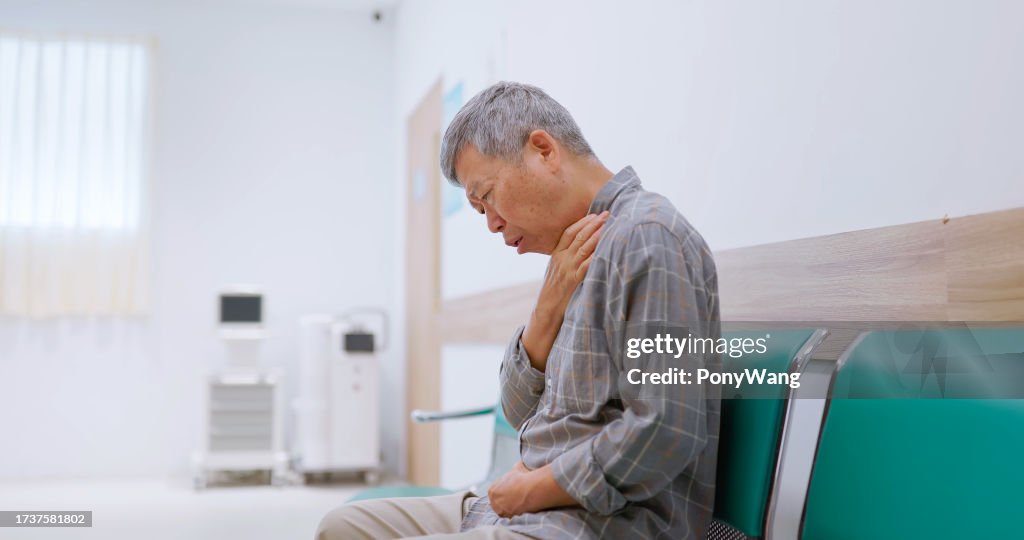 医者を待つ老人