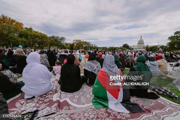 Washington D.C, U.S. Muslims gather to pray on the front of the Capitol Building in Washington.
