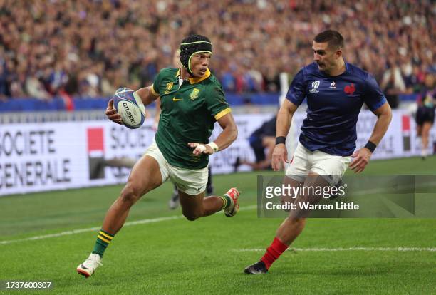 Kurt-Lee Arendse of South Africa breaks to the try line to score his team's first try during the Rugby World Cup France 2023 Quarter Final match...