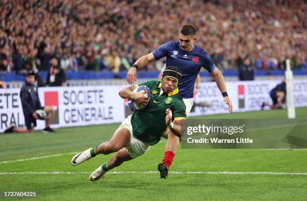 Kurt-Lee Arendse of South Africa scores his team's first try during the Rugby World Cup France 2023 Quarter Final match between France and South...