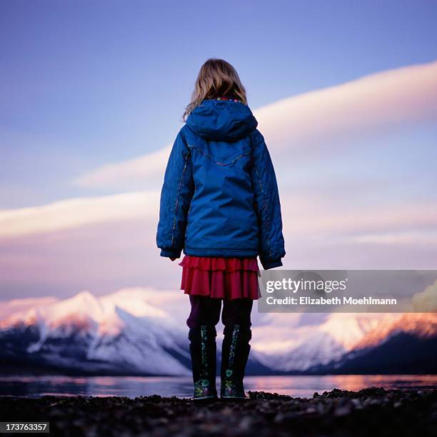 girl watches sunset at glacier national park - roupa quente imagens e fotografias de stock