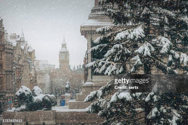 weiße weihnachten am trafalgar square mit blick auf den big ben in london, großbritannien - hyde park london stock-fotos und bilder
