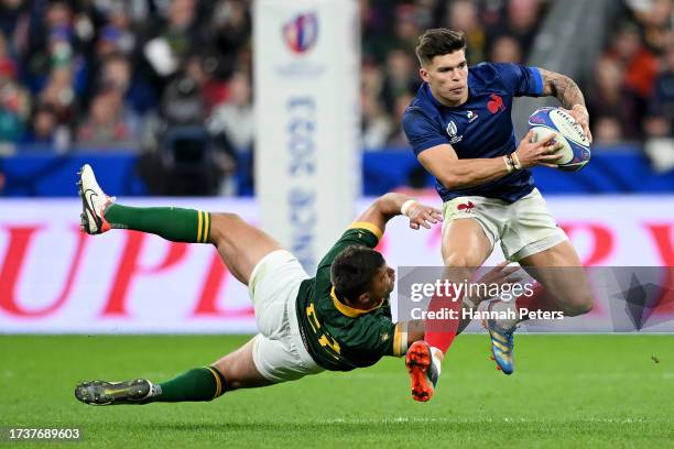 Matthieu Jalibert of France breaks through the tackle of Handre Pollard of South Africa during the Rugby World Cup France 2023 Quarter Final match...