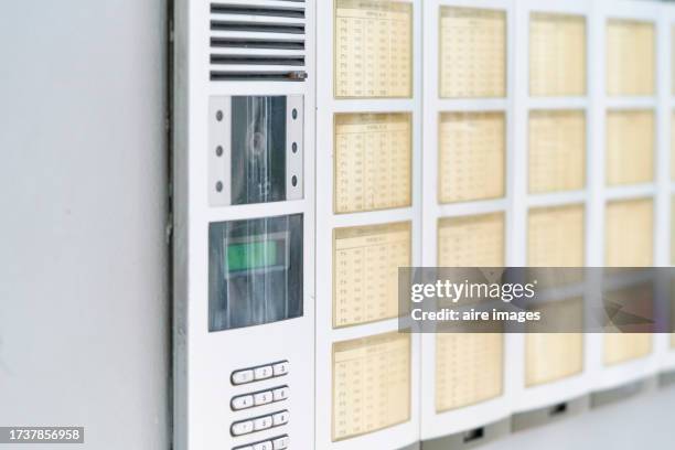 an intercom with camera and apartment identifiers, with a gray call number board. - identifiers stock-fotos und bilder