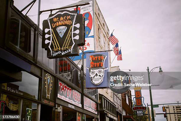 beale street in downtown memphis - beale street stock pictures, royalty-free photos & images