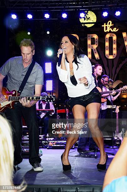 Country singer Sara Evans performs at The 2013 Summer Concert Series at The Grove on July 17, 2013 in Los Angeles, California.