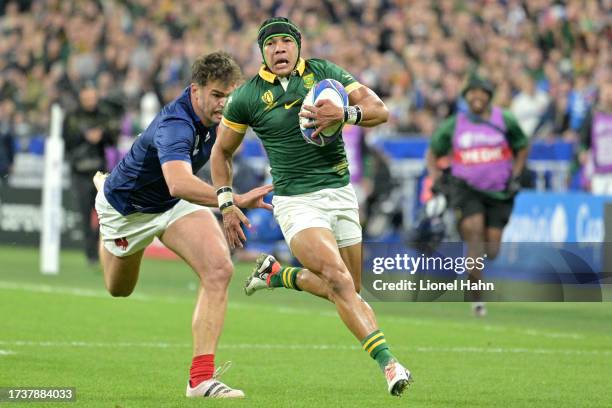 Cheslin Kolbe of South Africa beats Damian Penaud of France to score his team third try during the Rugby World Cup France 2023 Quarter Final match...