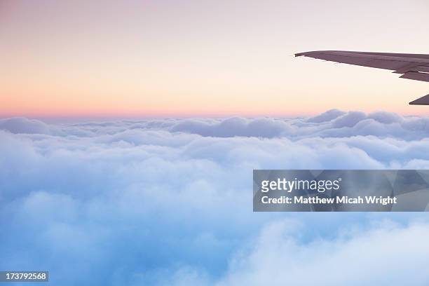 soft clouds blanket the sky during flight - airplane sky - fotografias e filmes do acervo