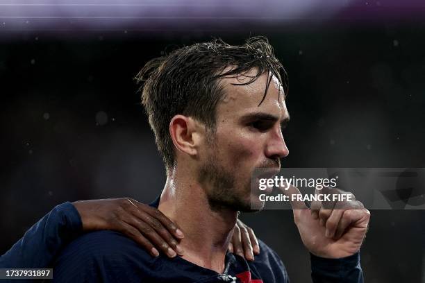 Paris Saint-Germain's Spanish midfielder Fabian Ruiz celebrates scoring his team's third goal during the French L1 football match between Paris...