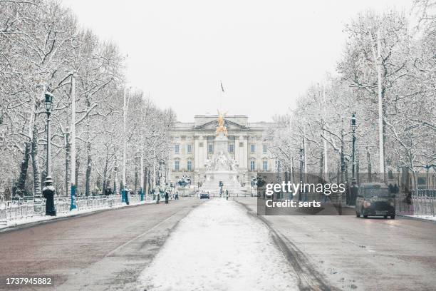 snowy day at the mall with buckingham palace view - winter wonderland london stock pictures, royalty-free photos & images