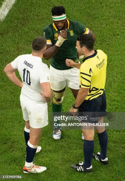 New Zealand referee Ben O'Keeffe speaks with England's fly-half and captain Owen Farrell and South Africa's blindside flanker and captain Siya Kolisi...