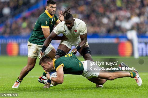 Handre Pollard of South Africa is tackled by Maro Itoje of England during the Rugby World Cup France 2023 match between England and South Africa at...