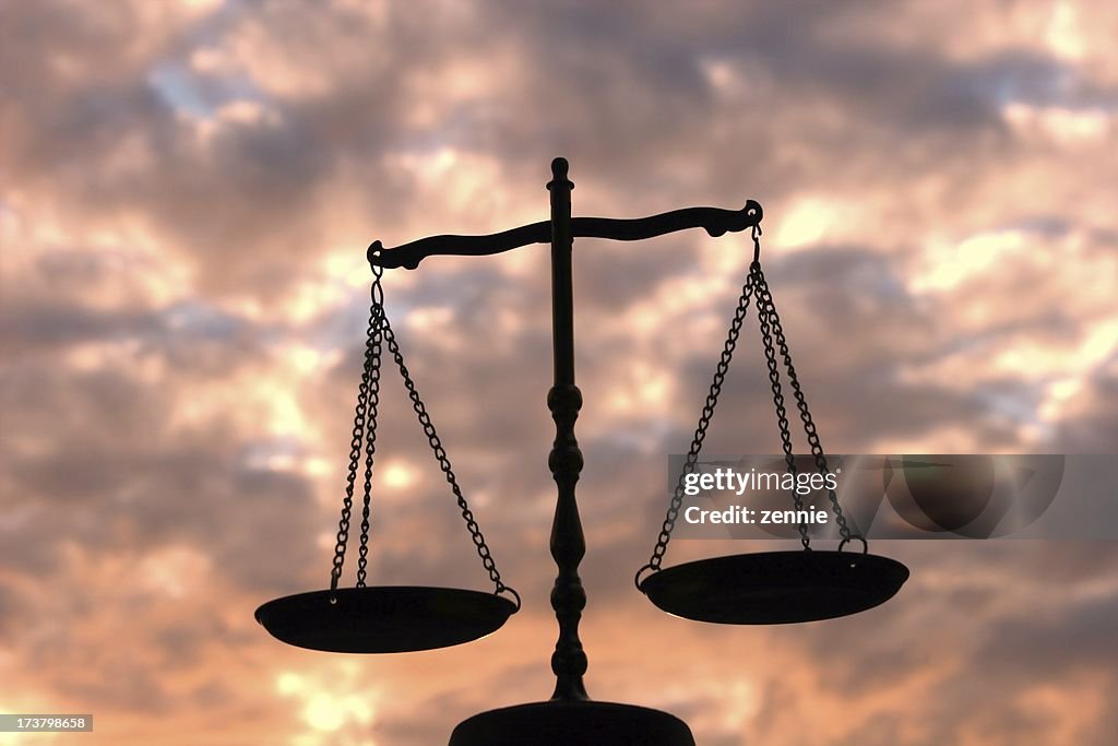 Balance-Waage mit bunten Himmel