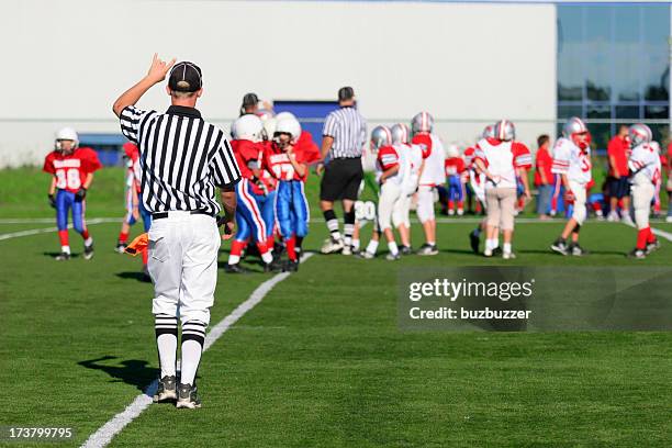 kinder-football - football schiedsrichter stock-fotos und bilder