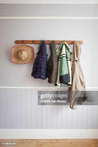 coats and hat on coat rack - gancho - fotografias e filmes do acervo