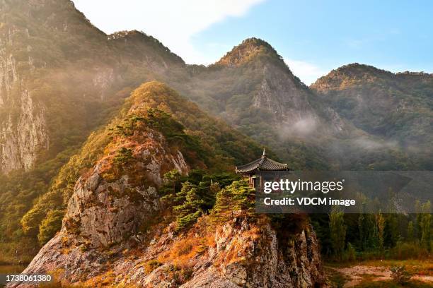 la mañana de wolryubong - corea-del-sur fotografías e imágenes de stock
