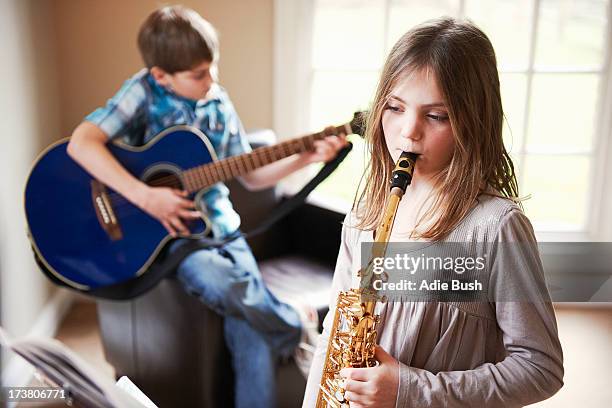 children playing music together - plucking an instrument 個照片及圖片檔