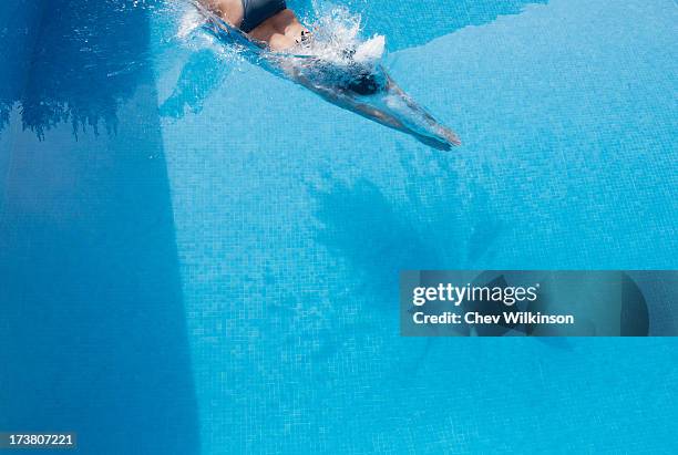 woman swimming in pool - lanzarse al agua salpicar fotografías e imágenes de stock