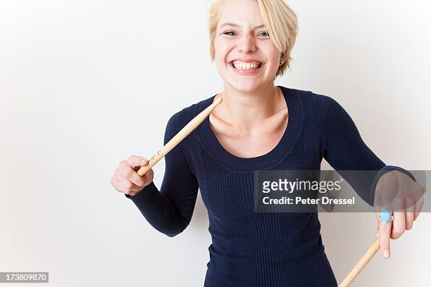 caucasian woman playing with drumsticks - drumstok stockfoto's en -beelden