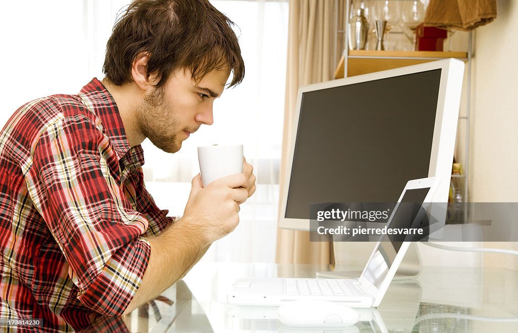 Casual homme assis avec un café le matin brainstorming