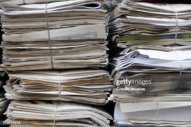 sammlung von alten zeitung - papierkorb stock-fotos und bilder