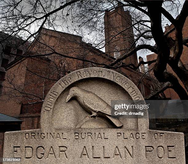 marqueur au edgar allen poe s original tombe - baltimore maryland photos et images de collection