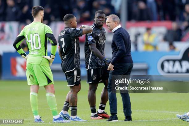 Diant Ramaj of Ajax, Steven Bergwijn of Ajax, Brian Brobbey of Ajax, coach Maurice Steijn of Ajax disappointed because they have to wait on the field...