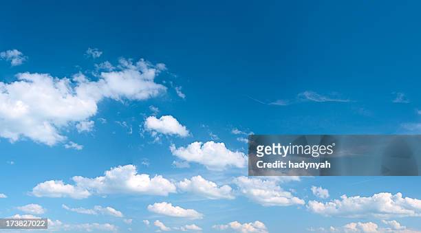 the blue sky panorama 43mpix - xxxxl size - wolkenlandschap stockfoto's en -beelden