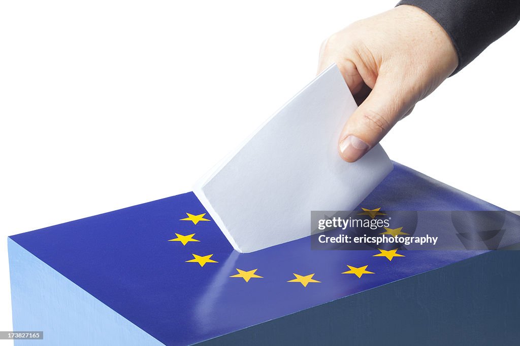Männliche hand Hineinstecken Wahl für EU Wahlurne