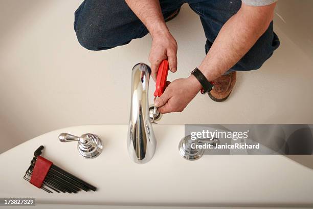 fontanero fijar una bañera - instalación fija fotografías e imágenes de stock
