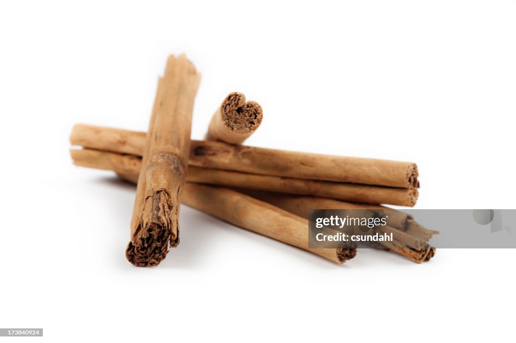 Cinnamon Sticks Aislado en blanco