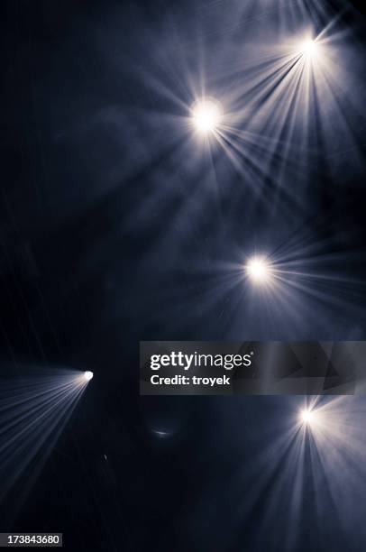 black background with five scattered spotlights - stage light 個照片及圖片檔
