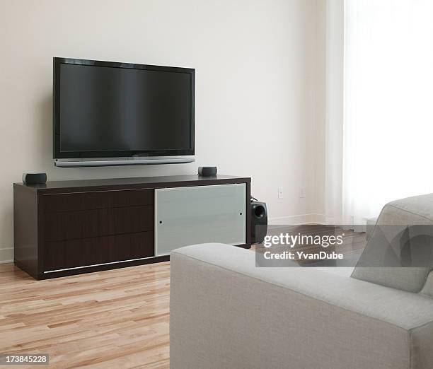 écran large écran de télévision dans la salle de séjour - écran plat photos et images de collection