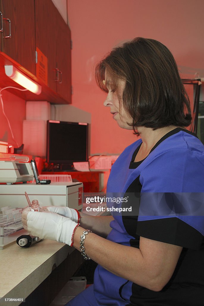 Medical technlogist performing lab test