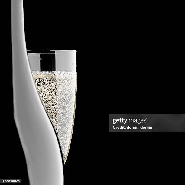 close-up de uma garrafa de champanhe e vidro, isolado no fundo preto - champagne flute - fotografias e filmes do acervo
