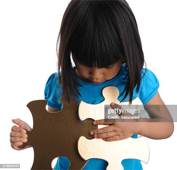 jeune fille avec golden pièces de puzzle - big puzzle photos et images de collection