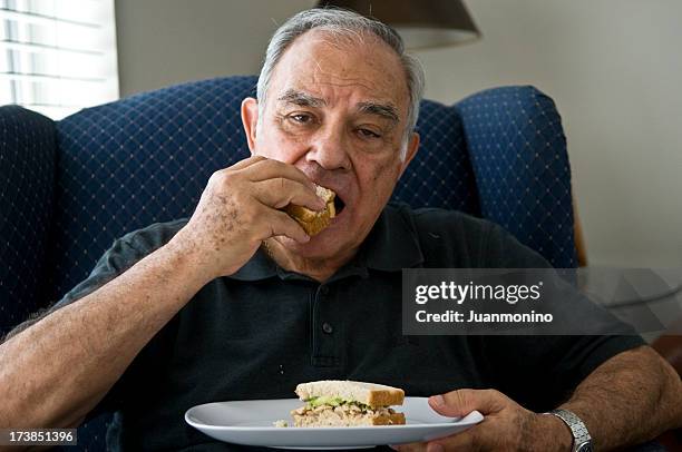altes hispanische hat seine sandwich - einzelner senior stock-fotos und bilder