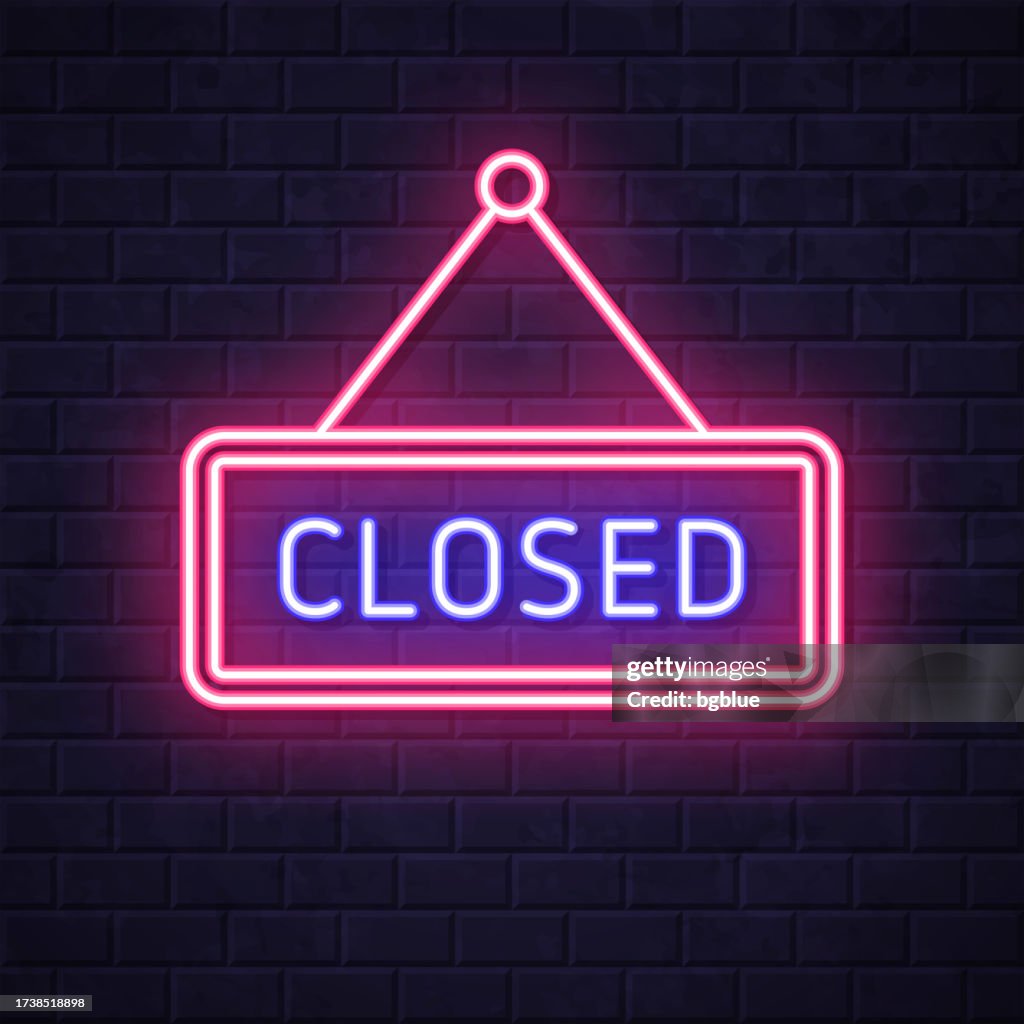 Geschlossenes Schild. Leuchtende Neon-Ikone auf Backsteinwandhintergrund