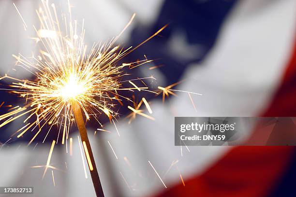 patriótica estadounidense sparklers - día de la independencia fotografías e imágenes de stock